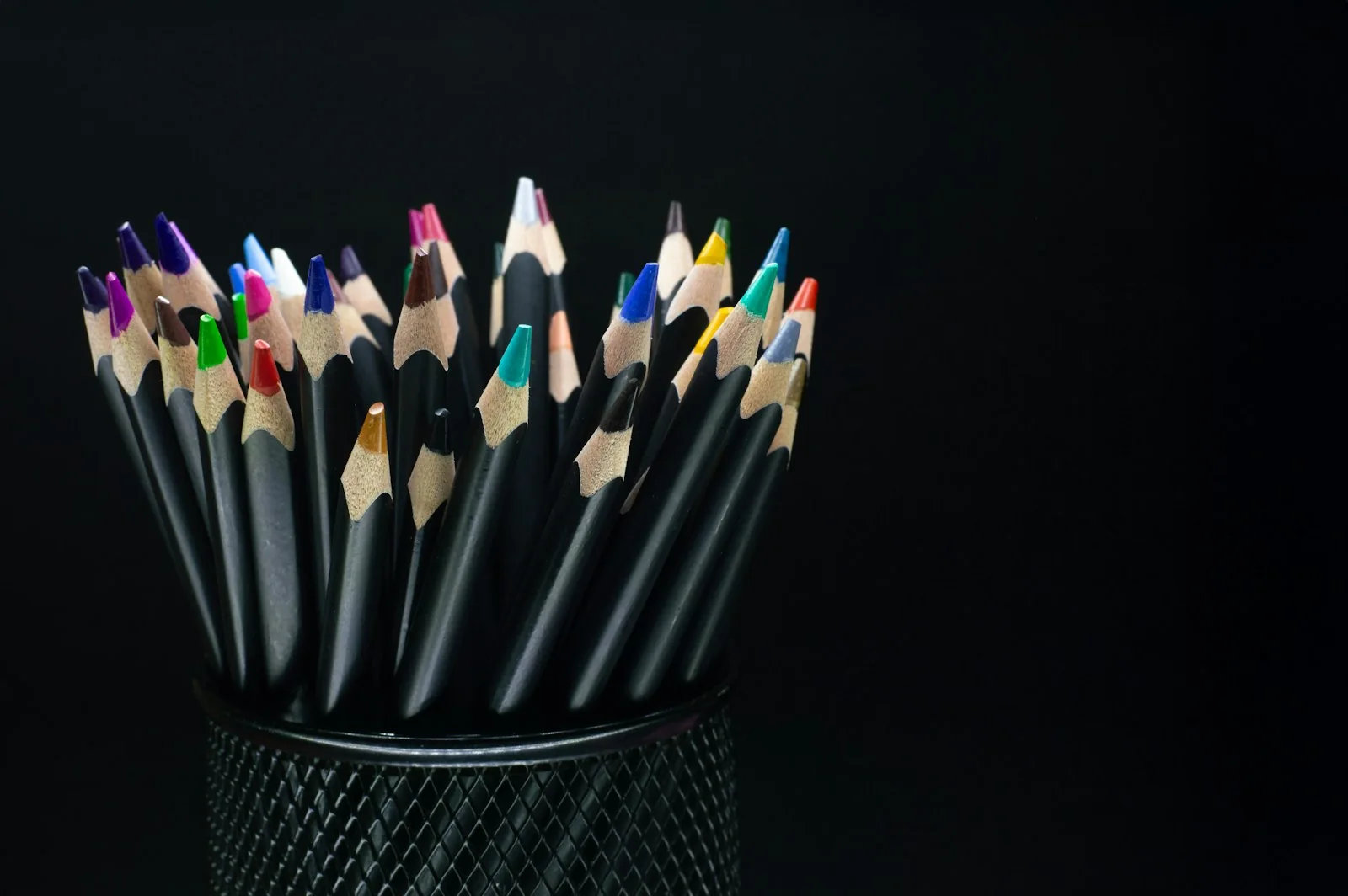 Farebné ceruzky z Unsplash ako ilustračný záber k tvorivému učeniu